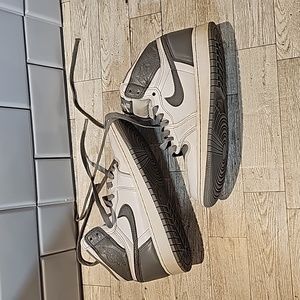 Nike dunk high SE air Jordan gray and white size youth 4.5